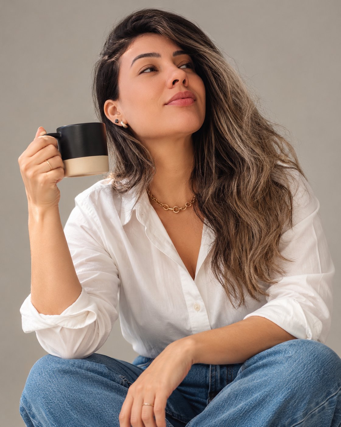Bruna Rodrigues segurando uma caneca de café